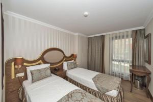 A bed or beds in a room at The Central Hotel