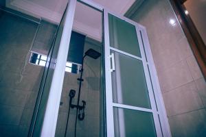 La salle de bains est pourvue d'une douche. dans l'établissement Agape Villa, à Sékondi 37 autres photos