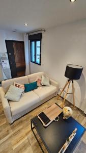 un salon avec un canapé et une table dans l'établissement Magnifique appartement à Bezons, à Bezons 4 autres photos