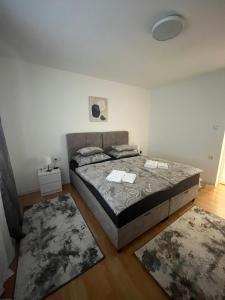 Katil atau katil-katil dalam bilik di Apartman Mira