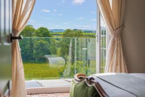 Katil atau katil-katil dalam bilik di Two Mill Cottage, The Ley Arms +40 gambar