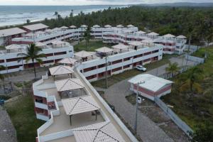 an aerial view of a resort near the ocean at Pérola Rosa 04 in Ilhéus