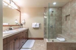 Ένα μπάνιο στο Catamount Lodge 201A by East West Hospitality