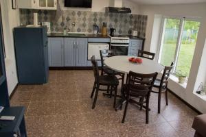 eine Küche mit einem Tisch und Stühlen in einer Küche in der Unterkunft Vintage House Prima Priori in Vaklino