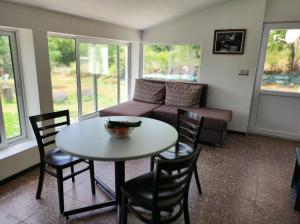 ein Wohnzimmer mit Tisch, Stühlen und Sofa in der Unterkunft Vintage House Prima Priori in Vaklino