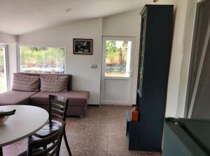 ein Wohnzimmer mit Sofa und Tisch in der Unterkunft Vintage House Prima Priori in Vaklino + 16 Fotos