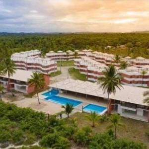 an aerial view of a building with a swimming pool at Pérola Rosa 04 in Ilhéus