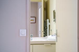 Phòng tắm tại Appartement Tours centre avec parking 4 p +21 ảnh