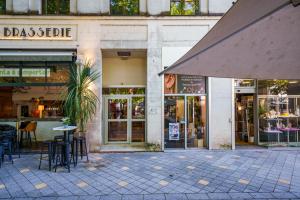 Tòa nhà nơi căn hộ tọa lạc