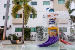 A piscina localizada em Hotel Morada do Sol ou nos arredores