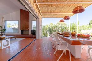 a kitchen and dining room with a table and chairs at Villa St Remy Centre Piscine chauffée et Hammam in Saint-Rémy-de-Provence