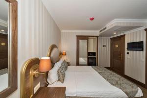 A bed or beds in a room at The Central Hotel