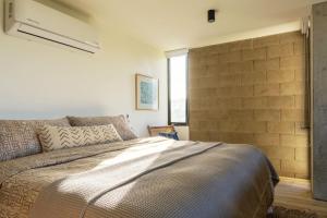 ein Schlafzimmer mit großem Bett und Fenster in der Unterkunft Casa KiKi Penthouse by Beach and Town in San José del Cabo