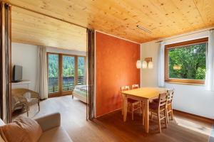 a dining room with a wooden table and chairs at Silbernagl - Monolokal mit Ausblick in Issengo