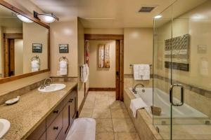 Ένα μπάνιο στο Catamount Lodge 204B by East West Hospitality