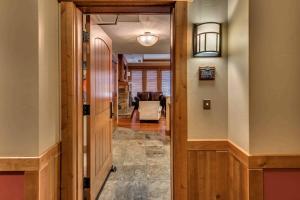 Φωτογραφία από το άλμπουμ του Catamount Lodge 204B by East West Hospitality σε Truckee