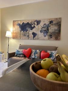 un bol de fruta en una mesa en la sala de estar en Amalfi Coast Sea View, en Vietri