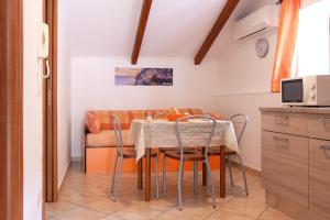 a kitchen and dining room with a table and chairs at Casa Vacanza Gialu in Erchie