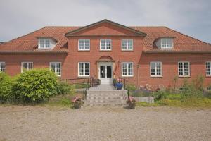 海耶斯Huset i Hejls的前面有楼梯的大型砖砌建筑