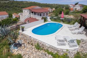 בריכת השחייה שנמצאת ב-Apartments Ruža Dragove Dugi otok או באזור