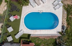 בריכת השחייה שנמצאת ב-Apartments Ruža Dragove Dugi otok או באזור