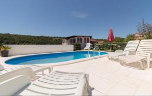בריכת השחייה שנמצאת ב-Apartments Ruža Dragove Dugi otok או באזור