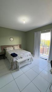 una camera da letto con un letto e una finestra di Pousada Vovó Haidê a Angicos