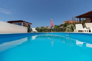 בריכת השחייה שנמצאת ב-Apartments Ruža Dragove Dugi otok או באזור
