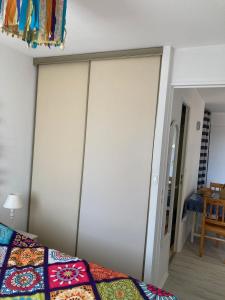 Ένα ή περισσότερα κρεβάτια σε δωμάτιο στο La Palmeraie de Vaux-Pontaillac +4 φωτογραφίες