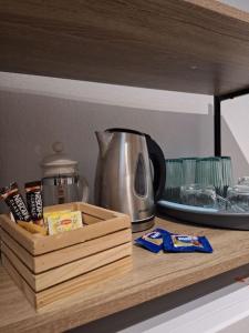 Příslušenství pro přípravu čaje a kávy v ubytování A tiny studio