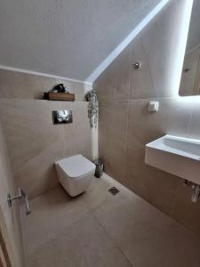 Bilik mandi di A tiny studio