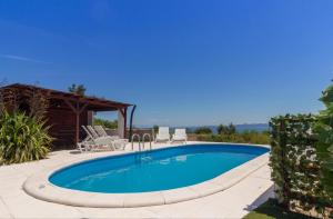 בריכת השחייה שנמצאת ב-Apartments Ruža Dragove Dugi otok או באזור