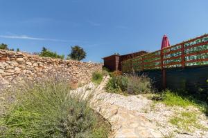 תמונה מהגלריה של Apartments Ruža Dragove Dugi otok בDragove