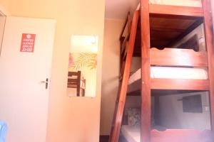 Ubatuba Wild Surf Hostel客房内的一张或多张双层床