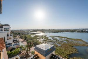 Blick auf einen Fluss von einem Gebäude aus in der Unterkunft Marina II by Ĥ - Marina Isla Canela PMHII27P65 in Punta del moral