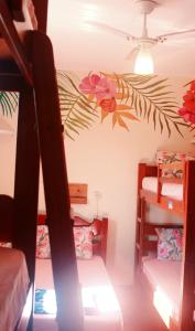 Ubatuba Wild Surf Hostel客房内的一张或多张床位