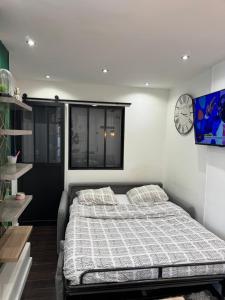 Una cama o camas en una habitación de Luxurious, comfortable and bright appartment