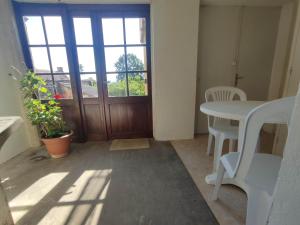 a dining room with a table and a window at Chambre privée in Domme