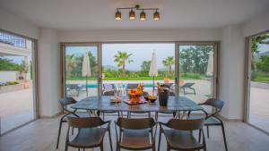Un comedor con mesa y sillas en Luxury Villa Decima near Split - Pool & Tennis Retreat, en Dicmo