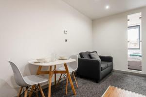 Χώρος καθιστικού στο Modern Budget 1 Bed Flat in Halifax Centre
