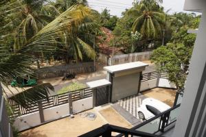 una vista aérea de un balcón de una casa en Uthayam Guest House, en Batticaloa