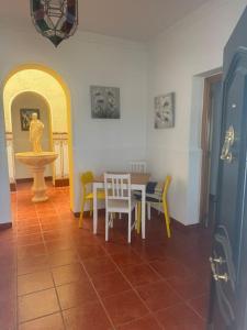jadalnia ze stołem, krzesłami i fontanną w obiekcie Villa Natalia, Benajarafe w mieście Vélez-Málaga