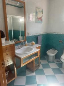 łazienka z umywalką i toaletą w obiekcie Villa Natalia, Benajarafe w mieście Vélez-Málaga
