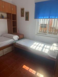 sypialnia z dwoma łóżkami i oknem w obiekcie Villa Natalia, Benajarafe w mieście Vélez-Málaga +51 zdjęć