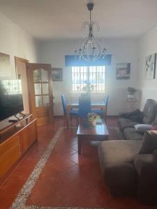 salon z kanapą i stołem w obiekcie Villa Natalia, Benajarafe w mieście Vélez-Málaga