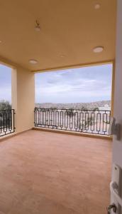 Cette chambre vide dispose d'un grand balcon avec vue. dans l'établissement Passion villa AL Jabal Alakhder باشن فيلا الجبل الأخضر, à Lālī Laynah