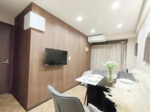 Una habitación con una mesa y sillas y un televisor. en G81新宿最中心 两室一厅 新宿三丁目车站4分 2 rooms Shinjuku center 4 mins to ST Max 6P 直达新宿 涉谷 表参道 池袋 上野 代代木 银座 原宿, en Tokio 15 fotos más