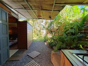 una entrada al jardín de una casa con plantas en Les cabanes éco-responsables, en Saint-Louis