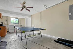 Stolní tenis v ubytování Spacious Townhome 5 Mins Walk to Beach nebo okolí
