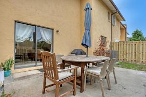 Patio nebo venkovní prostory v ubytování Spacious Townhome 5 Mins Walk to Beach